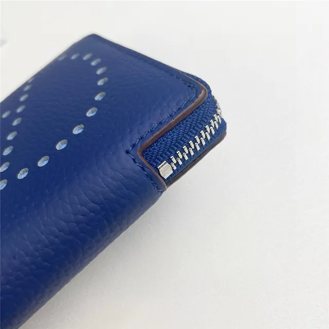 Portefeuille à glissière tout autour en cuir granulaire avec logo perforé 4