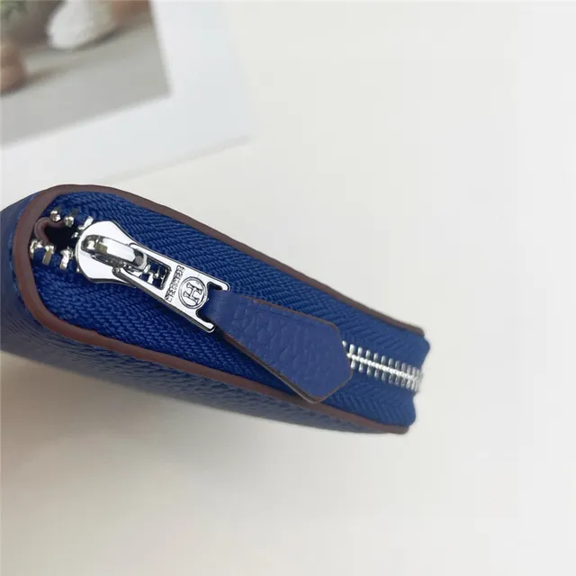 Portefeuille à glissière tout autour en cuir granulaire avec logo perforé 5