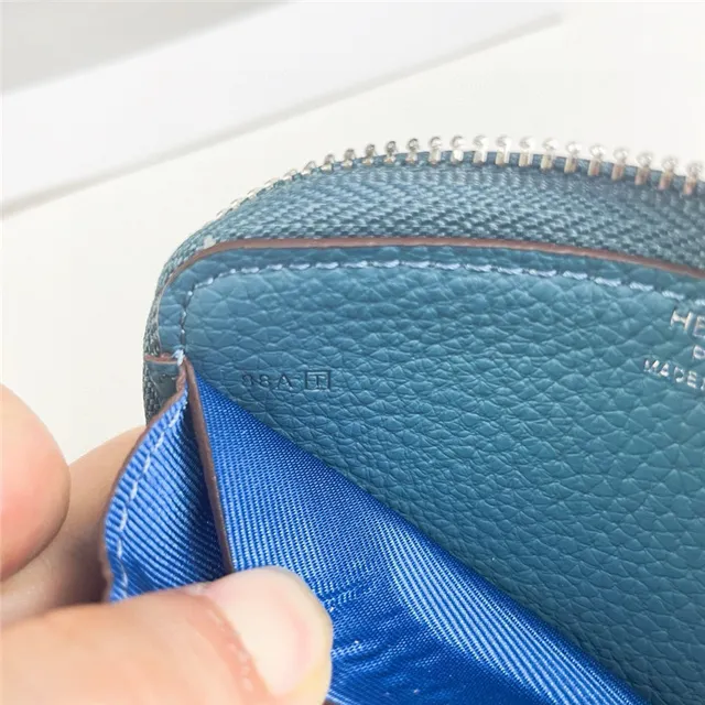 Portefeuille à glissière tout autour en cuir granulaire avec logo perforé 9