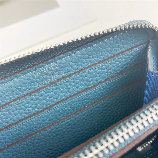 Portefeuille à glissière tout autour en cuir granulaire avec logo perforé 10