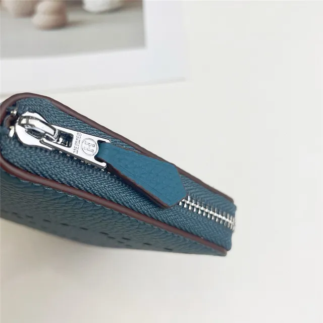 Portefeuille à glissière tout autour en cuir granulaire avec logo perforé 12