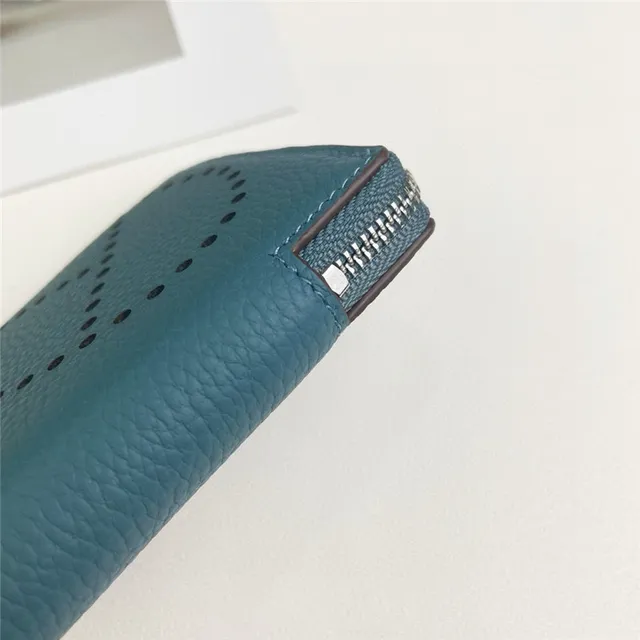 Portefeuille à glissière tout autour en cuir granulaire avec logo perforé 13