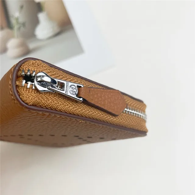 Portefeuille à glissière tout autour en cuir granulaire avec logo perforé 19