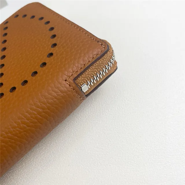 Portefeuille à glissière tout autour en cuir granulaire avec logo perforé 20