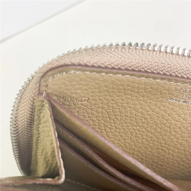 Portefeuille à glissière tout autour en cuir granulaire avec logo perforé 23