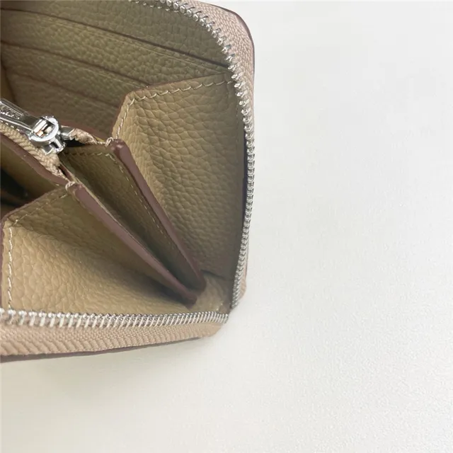 Portefeuille à glissière tout autour en cuir granulaire avec logo perforé 24