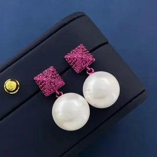 Brincos de gota com pavê quadrado rosa e pérolas brancas