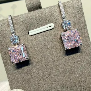 Brincos de prata rosa com gemas de corte quadrado pavimentadas com pedras transparentes