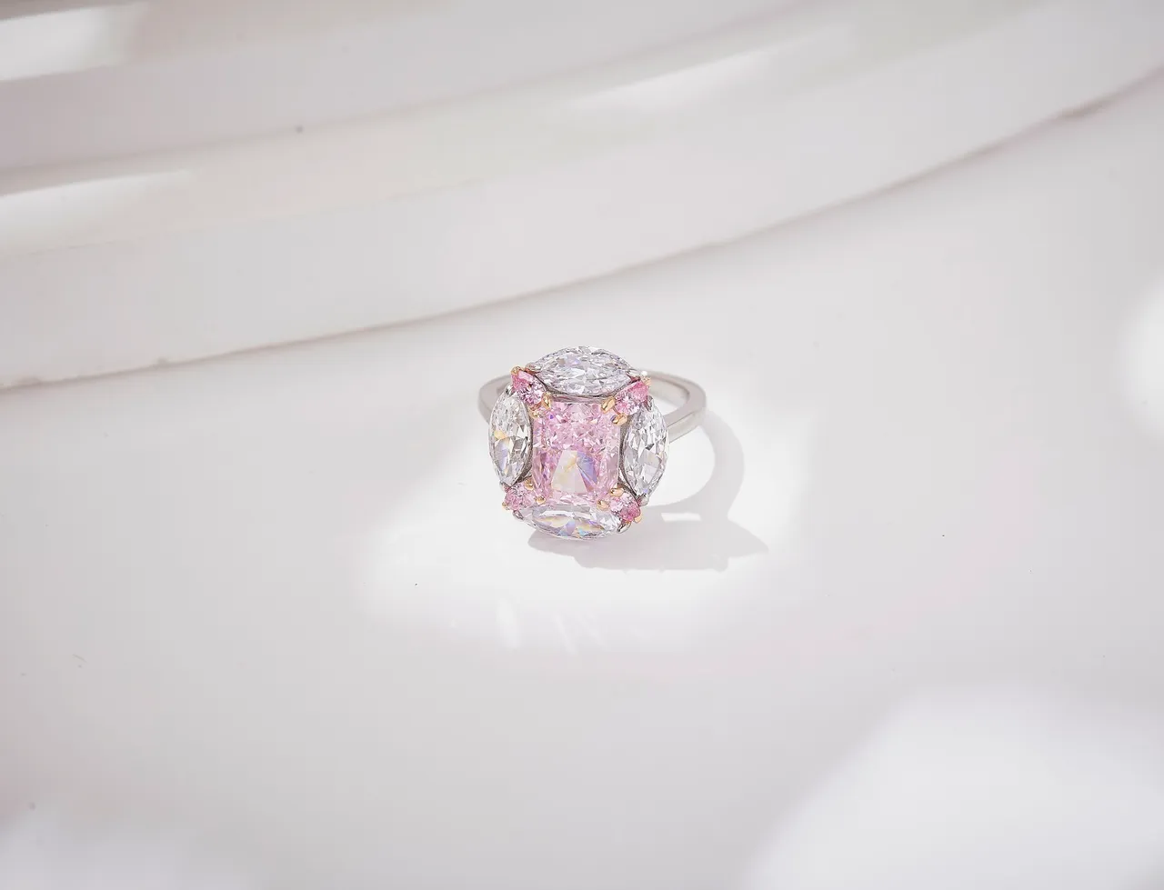 Anel de pedra central em corte almofadado rosa e branco com pedras laterais marquise 7