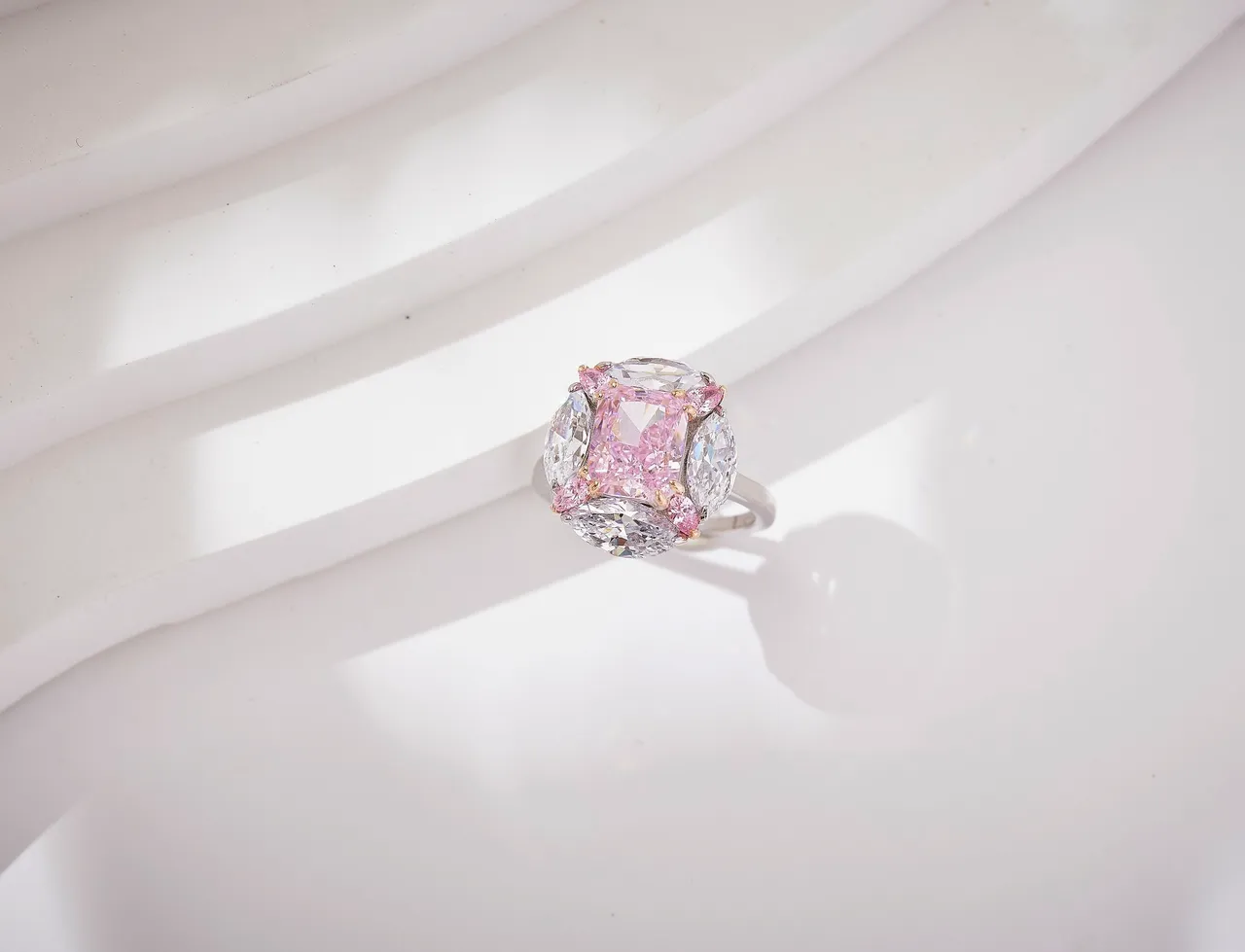 Anel de pedra central em corte almofadado rosa e branco com pedras laterais marquise 8