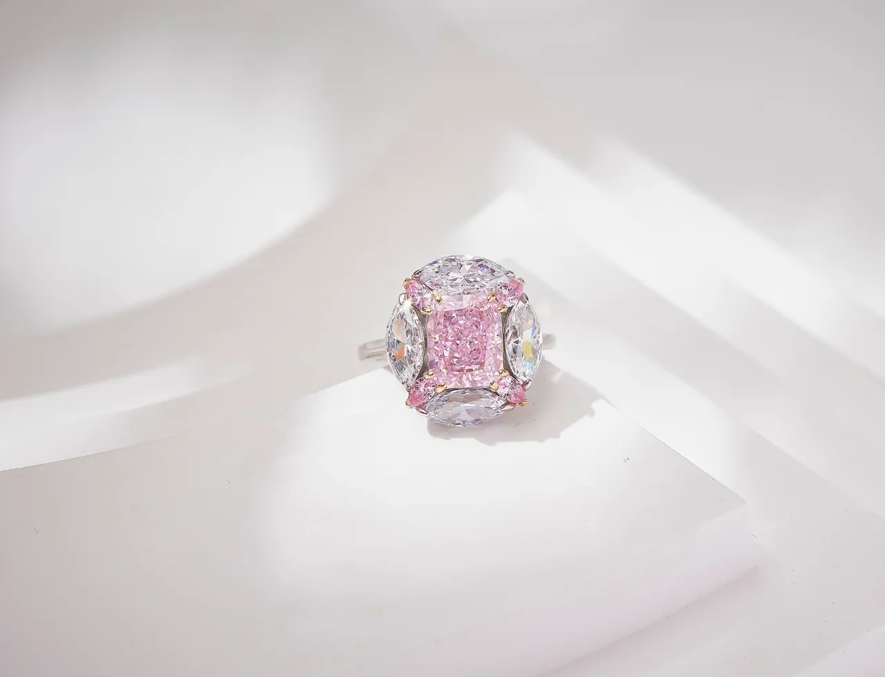 Anel de pedra central em corte almofadado rosa e branco com pedras laterais marquise 4