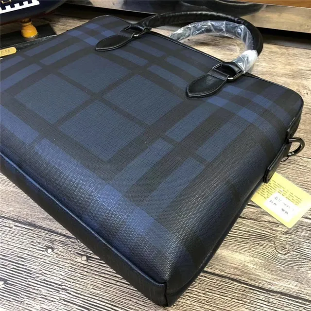 Bolsa Boston estruturada com asa superior estampado xadrez 4