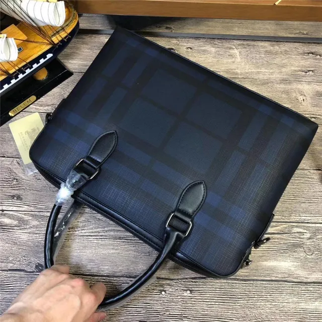 Bolsa Boston estruturada com asa superior estampado xadrez 5
