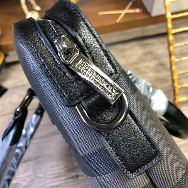Bolsa Boston estruturada com asa superior estampado xadrez 6
