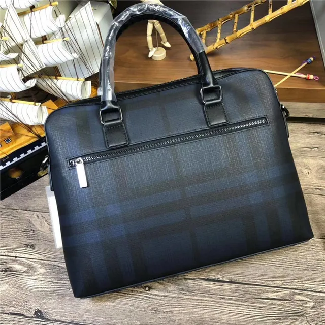 Bolsa Boston estruturada com asa superior estampado xadrez 7