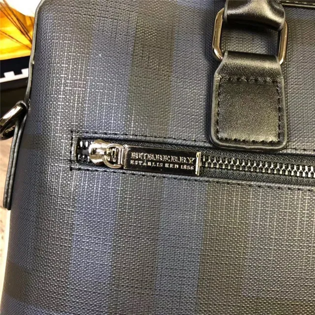 Bolsa Boston estruturada com asa superior estampado xadrez 8