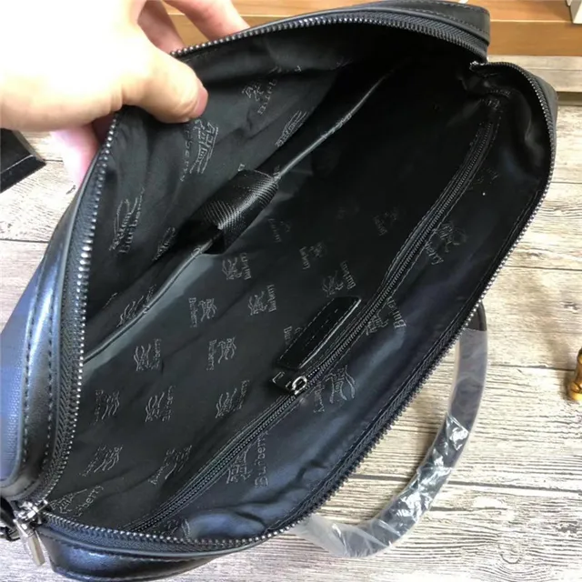 Bolsa Boston estruturada com asa superior estampado xadrez 9