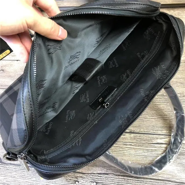 Bolsa Boston estruturada com asa superior estampado xadrez 10