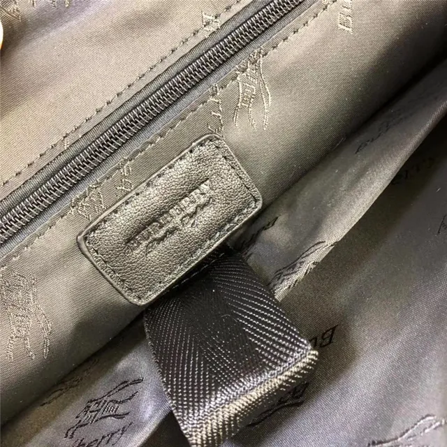 Bolsa Boston estruturada com asa superior estampado xadrez 11