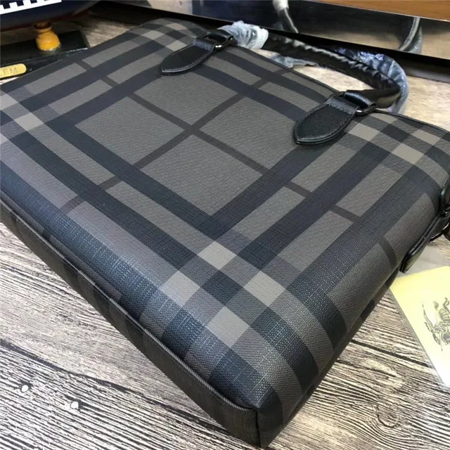 Bolsa Boston estruturada com asa superior estampado xadrez 12