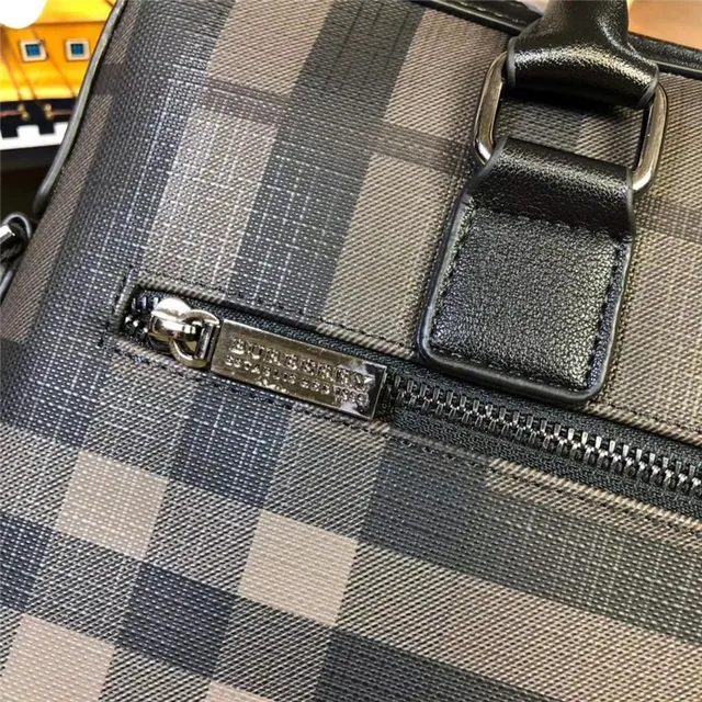 Bolsa Boston estruturada com asa superior estampado xadrez 14