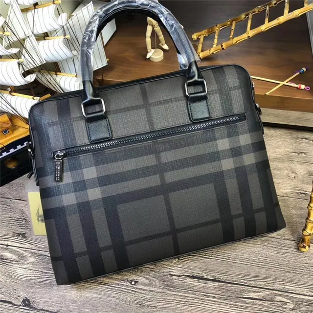 Bolsa Boston estruturada com asa superior estampado xadrez 16