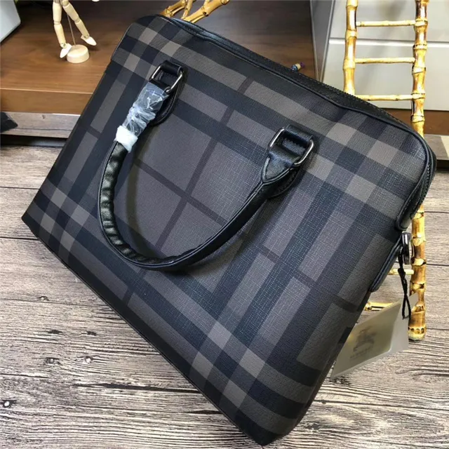 Bolsa Boston estruturada com asa superior estampado xadrez 17