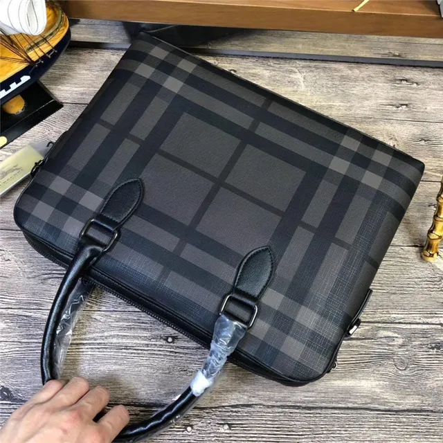 Bolsa Boston estruturada com asa superior estampado xadrez 18