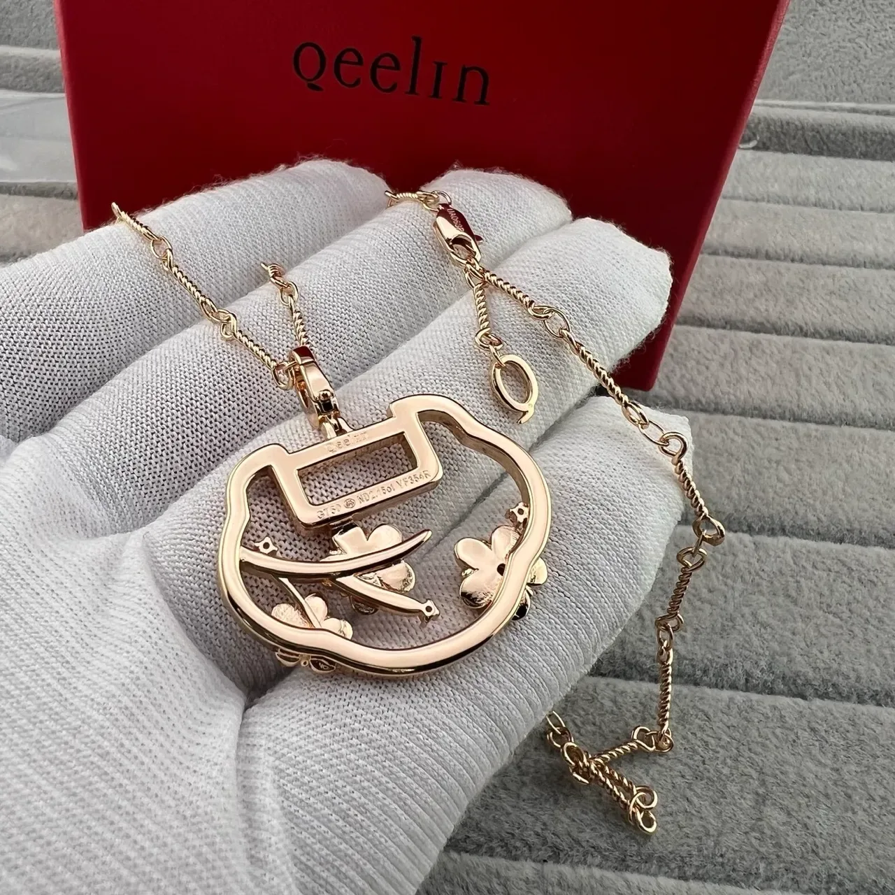 Qeelin Colar com Pingente Floral de Gemas Dourado 3