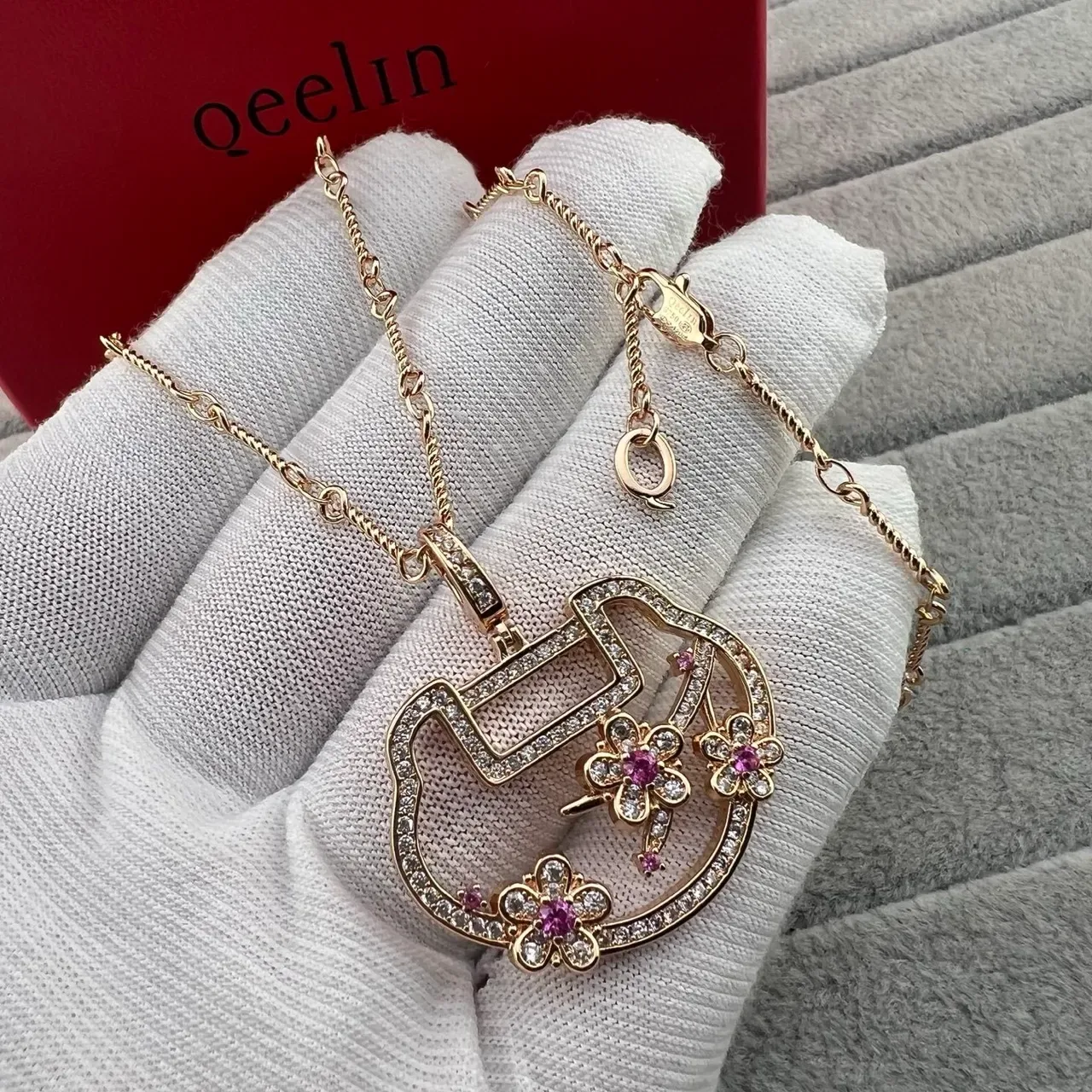 Qeelin Colar com Pingente Floral de Gemas Dourado 4