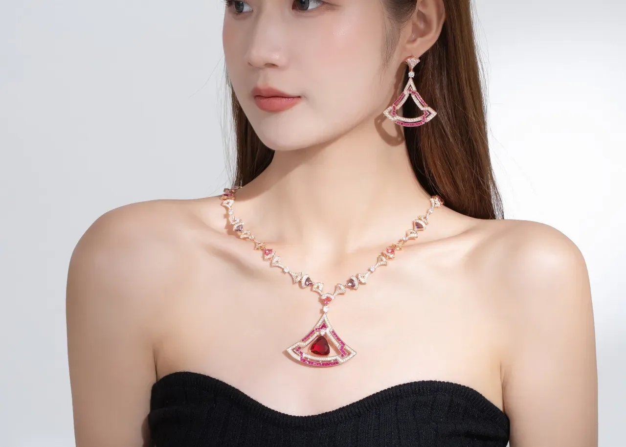 Red Gold Geometric Fan Motif Pavé-Set Diamonds Necklace 5