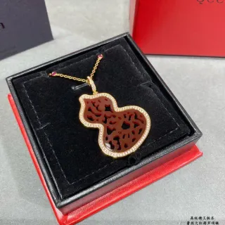 Collier en pierre sculpté avec filigrane en forme de calebasse, couleur rouge et or