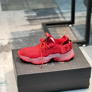 Zapatillas rojas con upper de tejido transparente y media suela translúcida