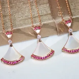 Colliers pendentifs en perle mère dorée rose en forme d'éventail et gemmes roses