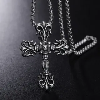 Collier gris argenté avec croix gothique et motifs de fleur de lis ornés