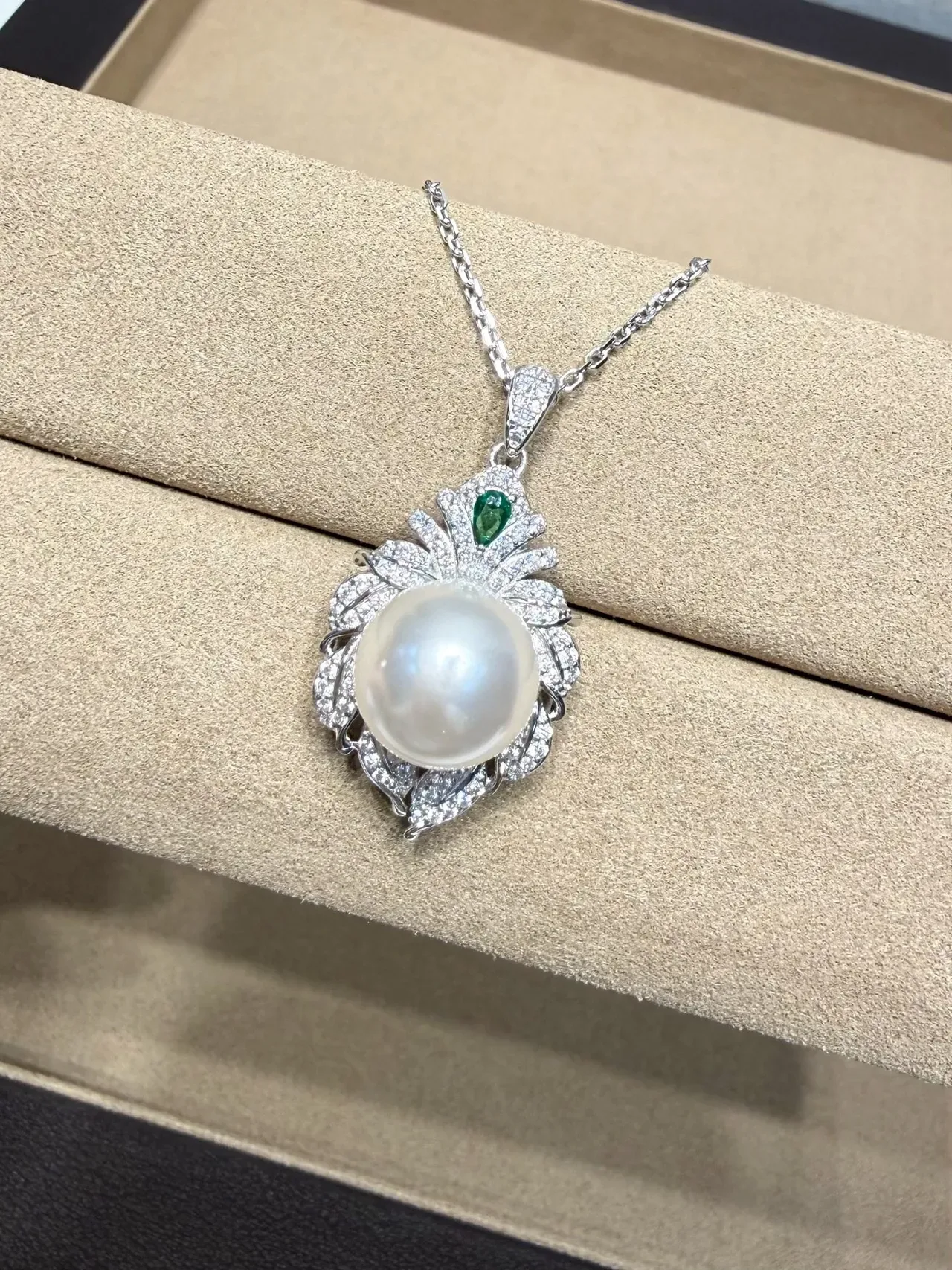 Silver Green Pearl-Centered Pendant Leaf-Inspired Diamond Halo Necklace 3