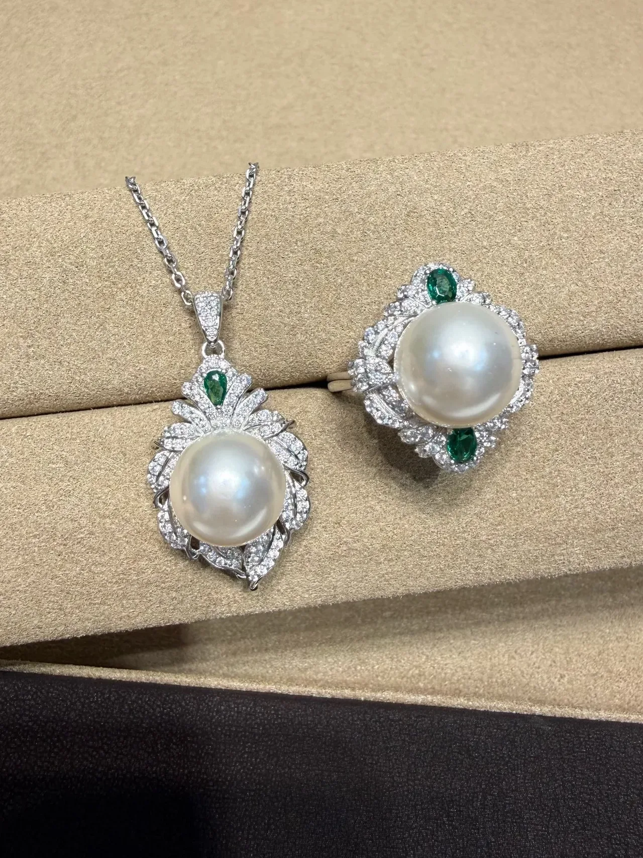 Silver Green Pearl-Centered Pendant Leaf-Inspired Diamond Halo Necklace 4