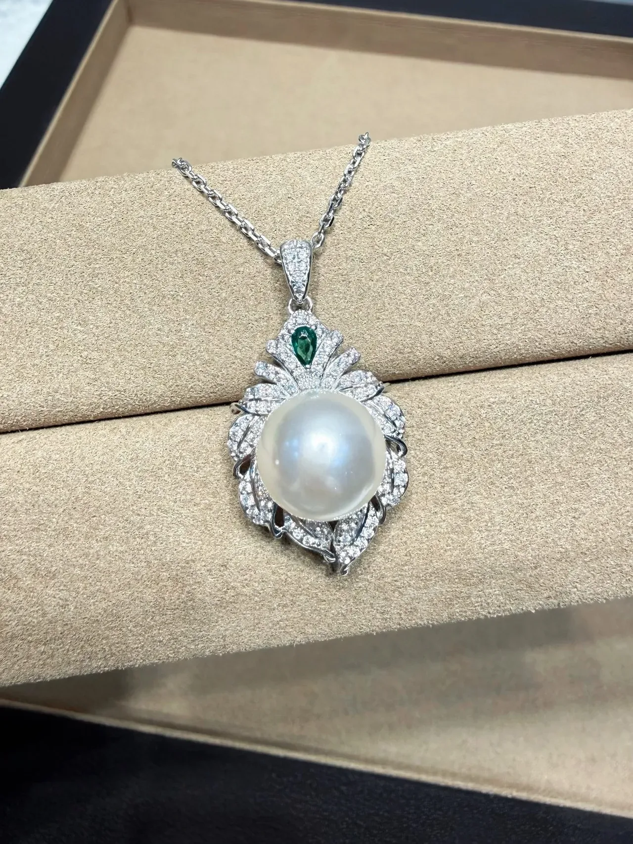 Silver Green Pearl-Centered Pendant Leaf-Inspired Diamond Halo Necklace 7