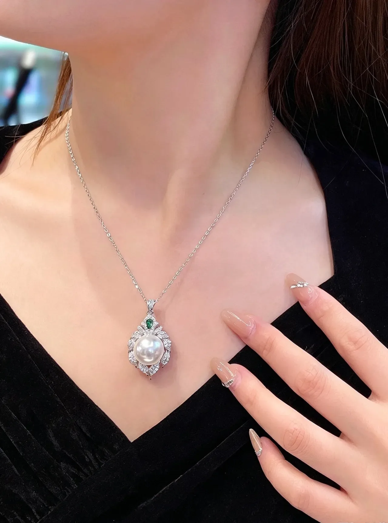 Silver Green Pearl-Centered Pendant Leaf-Inspired Diamond Halo Necklace 9
