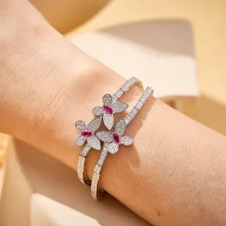 سوارة فضية بزخارف زهرية حمراء Pavé-Set