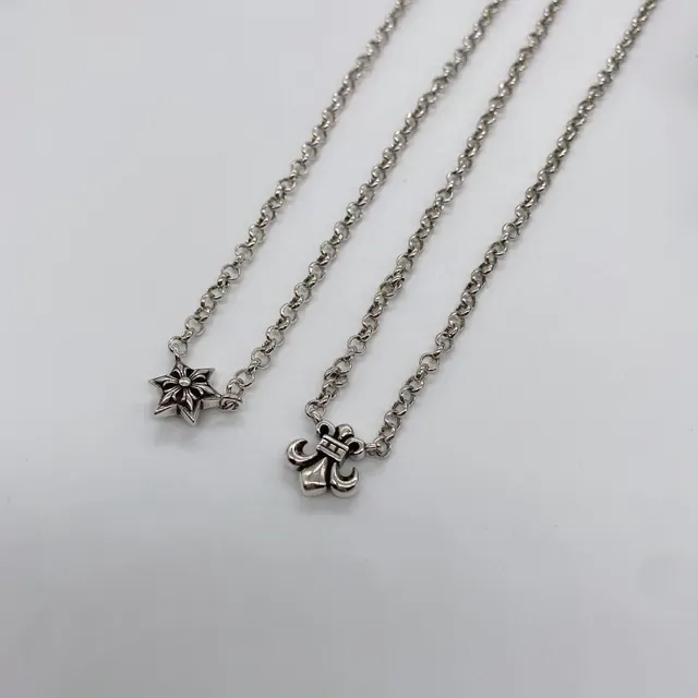 Collares con colgantes de Fleur-de-Lis y Star en tono plateado 4