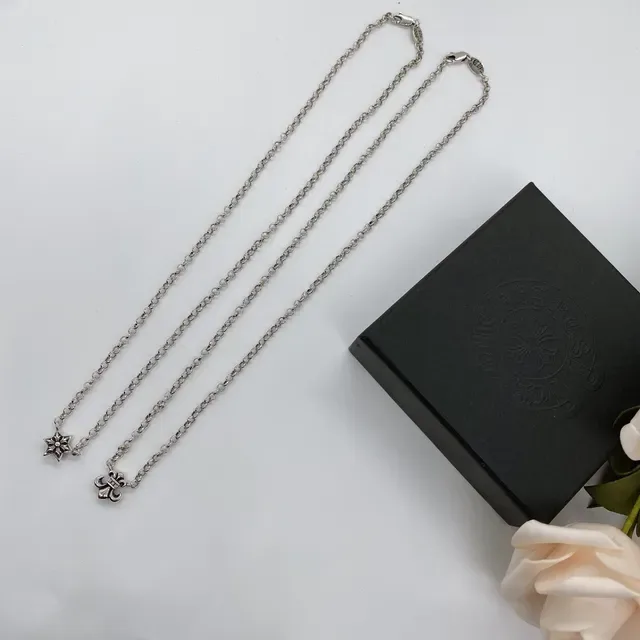 Collares con colgantes de Fleur-de-Lis y Star en tono plateado 5