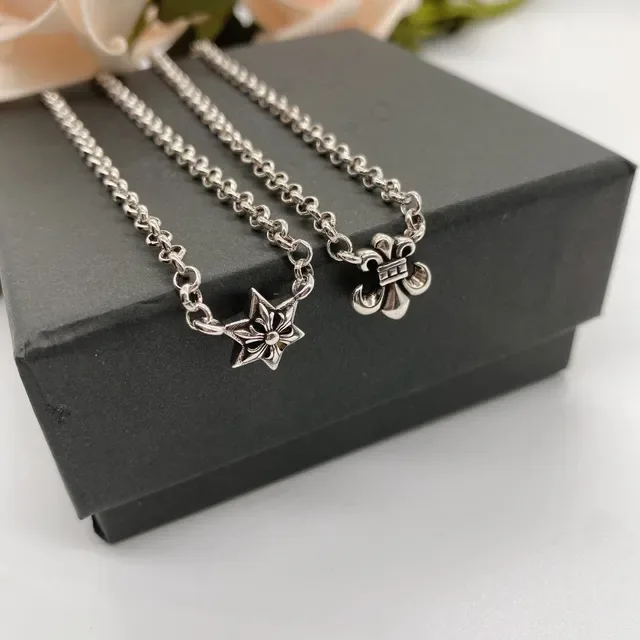 Collares con colgantes de Fleur-de-Lis y Star en tono plateado 6