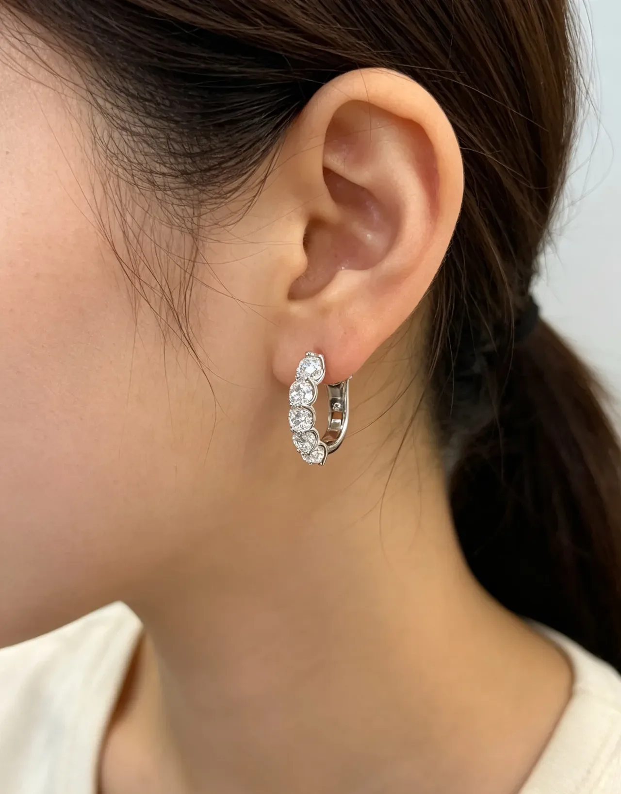 Boucles d'oreilles style créole argentées transparentes multi-pierres 3