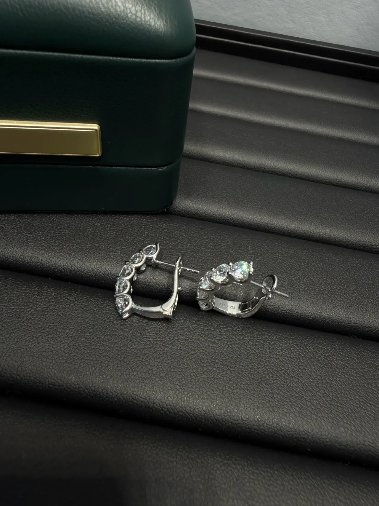 Boucles d'oreilles style créole argentées transparentes multi-pierres 4