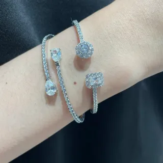 سوار فضي شفاف pave-set مفتوح الرسغ