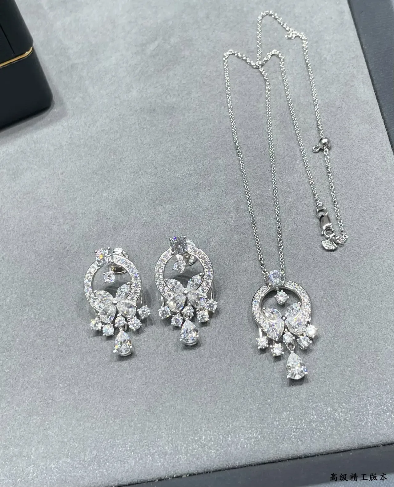 Silver White Halo-Circle Pendant Floral Diamond Motif Necklace 3