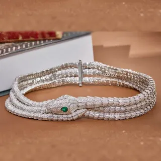 Collier multi-brins avec tête de serpent pavé-set enroulé