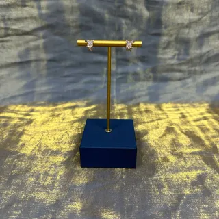 Brincos com perno em forma de estrela com incrustações de cristal