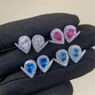 أقراط Teardrop Pavé Halo V-Accent